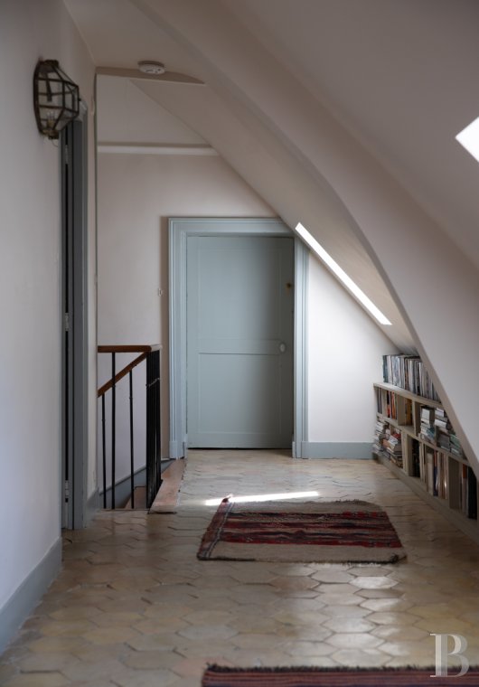 Dans le Perche, au nord-est de Bellême, une maison des 18e et 19e siècle au milieu de grands arbres  - photo  n°35